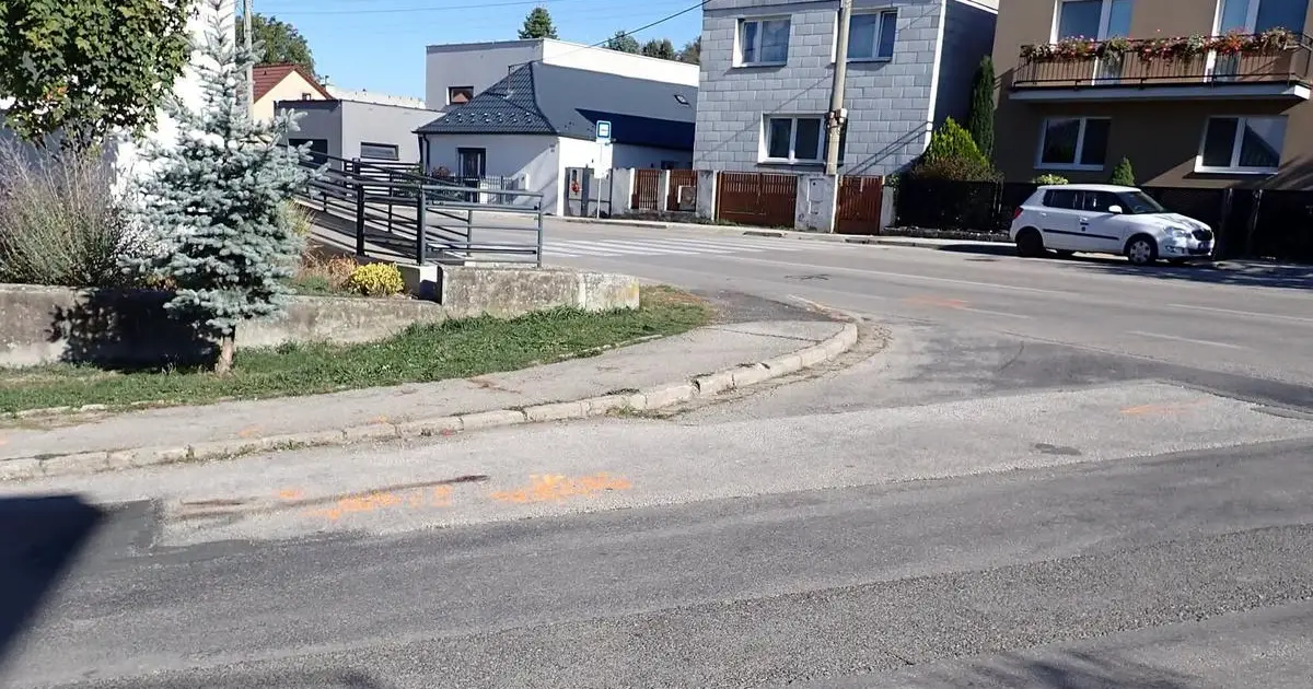Muž ležal v križovatke, zrazilo ho auto. Polícia hľadá svedkov