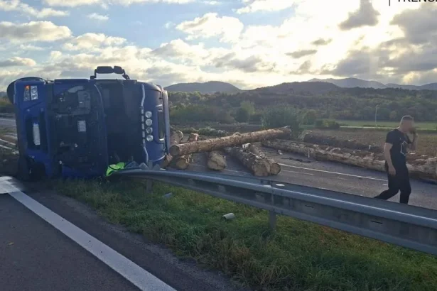 Na diaľnici pri Beluši je prejazdný len jeden pruh zo štyroch