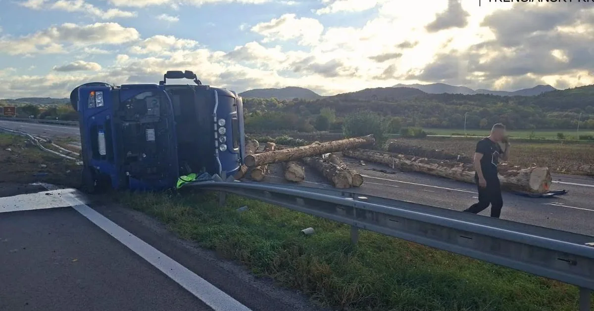 Na diaľnici pri Beluši je prejazdný len jeden pruh zo štyroch