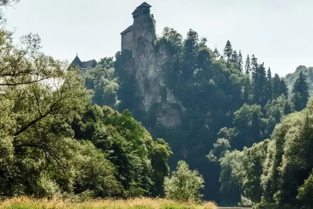 Na jar a na jeseň býva takmer úplne prázdny.