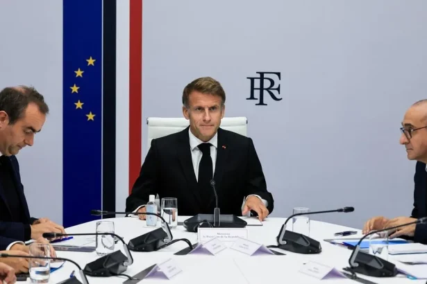 Násilie počas protestov nič neospravedlňuje, uviedol Macron