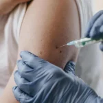 Nemocnica začína očkovať novou vakcínou proti covidu. Má byť účinnejšia proti novým kmeňom