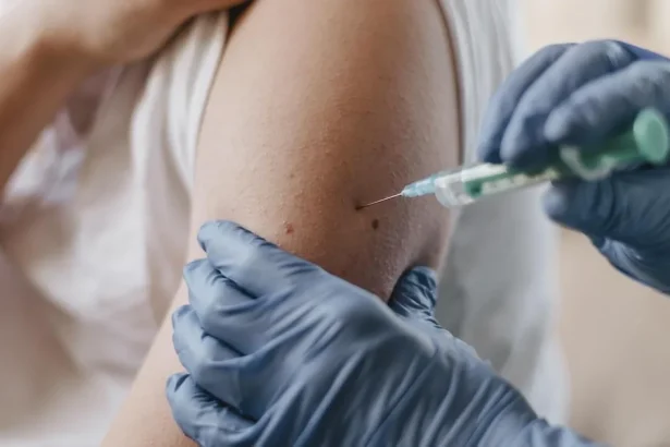 Nemocnica začína očkovať novou vakcínou proti covidu. Má byť účinnejšia proti novým kmeňom