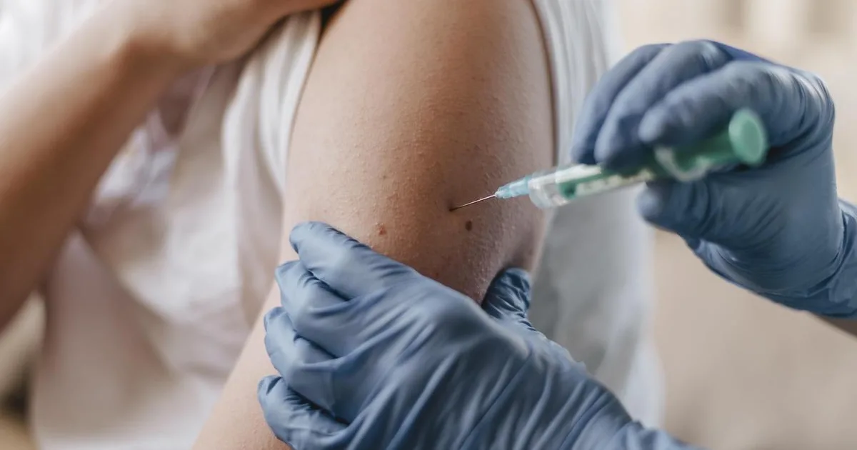 Nemocnica začína očkovať novou vakcínou proti covidu. Má byť účinnejšia proti novým kmeňom