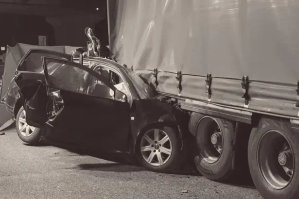 Nočná tragédia na D2: Auto narazilo do kamióna, vodič neprežil