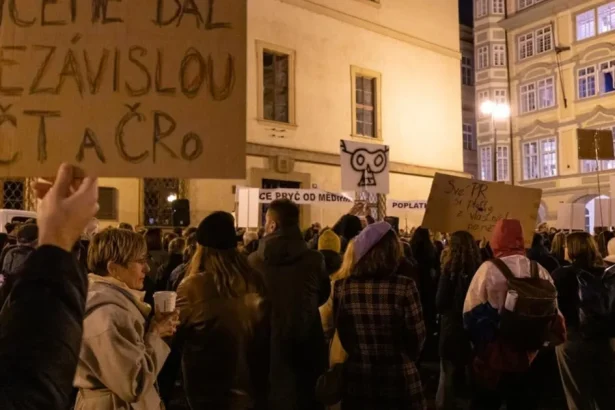 Nočné rokovanie vyvolalo protesty. Babišov tlak na ČT a ČRo sa môže vypomstiť