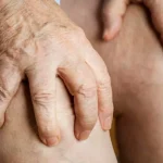 Osteoporóza sa môže dlho vyvíjať bez príznakov.