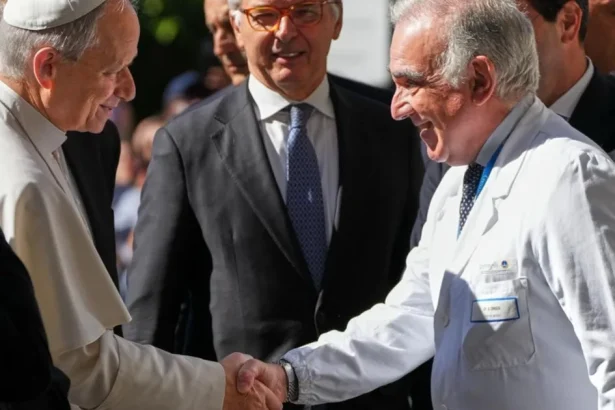 Pápež Lev XIV. strávil po operácii pľúc pokojnú noc