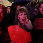 Peklo žien pokračuje. Poľky opäť protestujú, Tuskovi ukazujú pre potraty červenú kartu