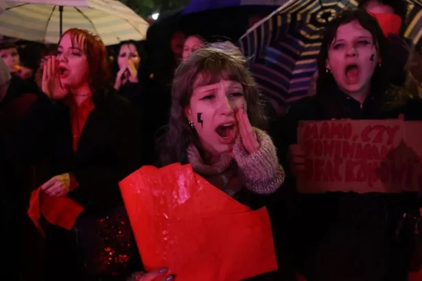 Peklo žien pokračuje. Poľky opäť protestujú, Tuskovi ukazujú pre potraty červenú kartu