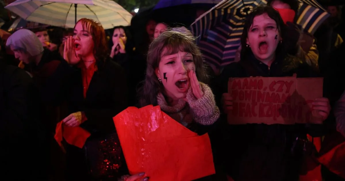 Peklo žien pokračuje. Poľky opäť protestujú, Tuskovi ukazujú pre potraty červenú kartu