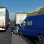 Po zrážke troch áut letel záchranársky vrtuľník. Diaľnica je neprejazdná