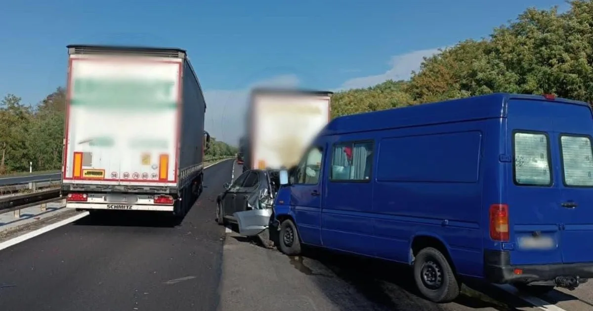 Po zrážke troch áut letel záchranársky vrtuľník. Diaľnica je neprejazdná