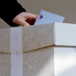 Počas sčítavania hlasov v komunálnych voľbách prebieha