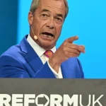 Polícia v Británii vznesla obvinenie voči 28-ročnému Joshuovi Kerrymu