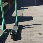 Polícia zmarila krádež zdieľaných kolobežiek, páchateľov po prenasledovaní zadržala