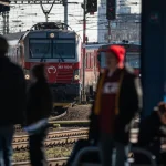 Polovičná cena, no vlaky meškajú. Cestujúci: preplnené vozne, slabá spoľahlivosť