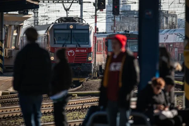 Polovičná cena, no vlaky meškajú. Cestujúci: preplnené vozne, slabá spoľahlivosť