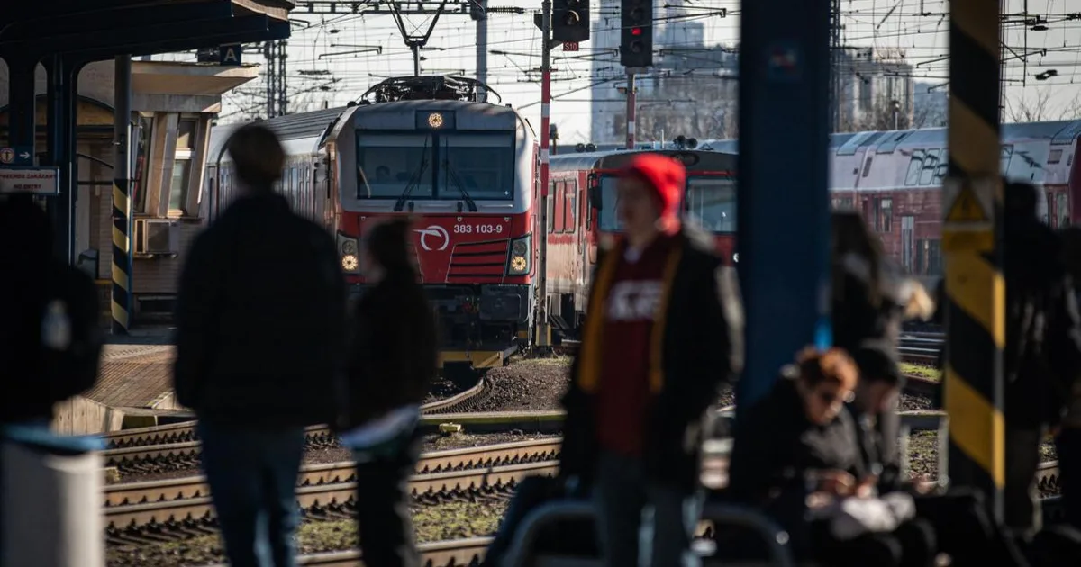 Polovičná cena, no vlaky meškajú. Cestujúci: preplnené vozne, slabá spoľahlivosť