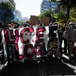 Požiar áut v Paríži si vyžiadal zásah polície
