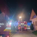 Požiar rodinného domu: zasahujú hasiči z troch okresov