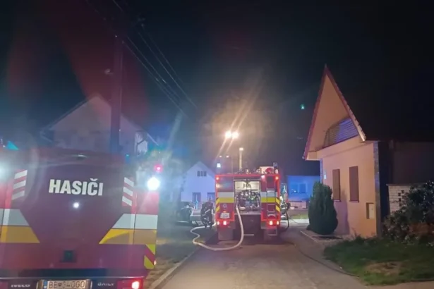 Požiar rodinného domu: zasahujú hasiči z troch okresov