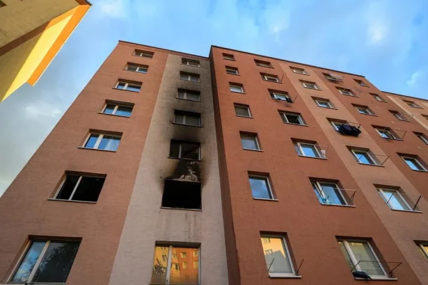 Požiar v byte na prešovskom sídlisku: dvaja ľudia sa nadýchali splodín