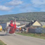 Pri zrážke traktora s autom sa zranili dvaja ľudia, vozidlo odhodilo pred bránu družstva