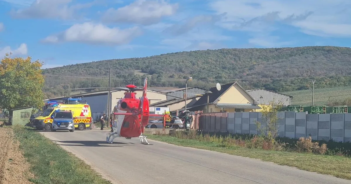 Pri zrážke traktora s autom sa zranili dvaja ľudia, vozidlo odhodilo pred bránu družstva