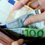 Priemerná mzda vo všetkých odvetviach medziročne stúpla