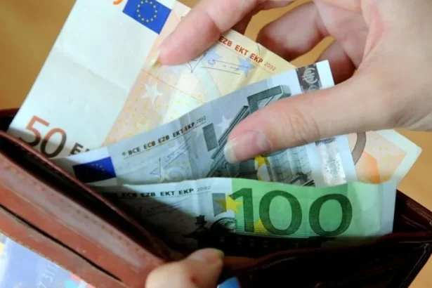 Priemerná mzda vo všetkých odvetviach medziročne stúpla