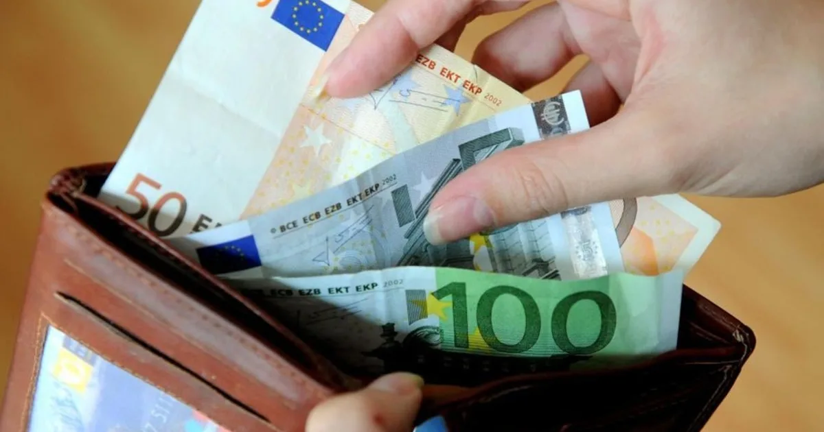 Priemerná mzda vo všetkých odvetviach medziročne stúpla