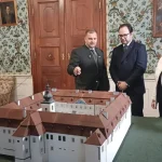 Princ navštívil obec, kde žil jeho predok. Stretol ženu, čo si cára pamätá