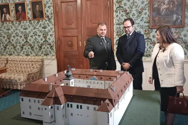 Princ navštívil obec, kde žil jeho predok. Stretol ženu, čo si cára pamätá