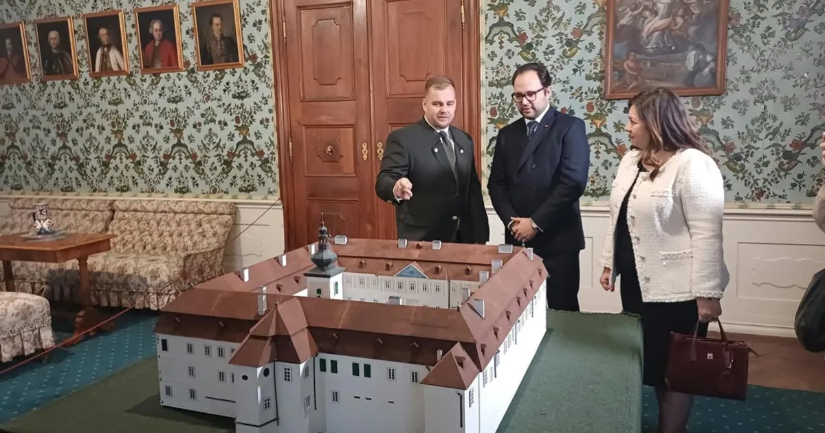 Princ navštívil obec, kde žil jeho predok. Stretol ženu, čo si cára pamätá