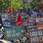 Protestujúci sa zhromaždili pred budovami vlády aj parlamentu