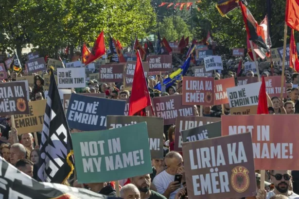 Protestujúci sa zhromaždili pred budovami vlády aj parlamentu