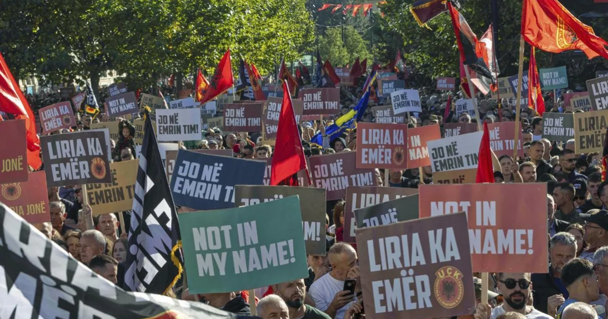 Protestujúci sa zhromaždili pred budovami vlády aj parlamentu