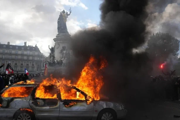 Protesty vo Francúzsku sa zvrhli na násilie