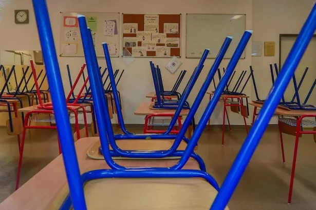 Školy v Británii, Maďarsku aj Srbsku čelia novým výzvam