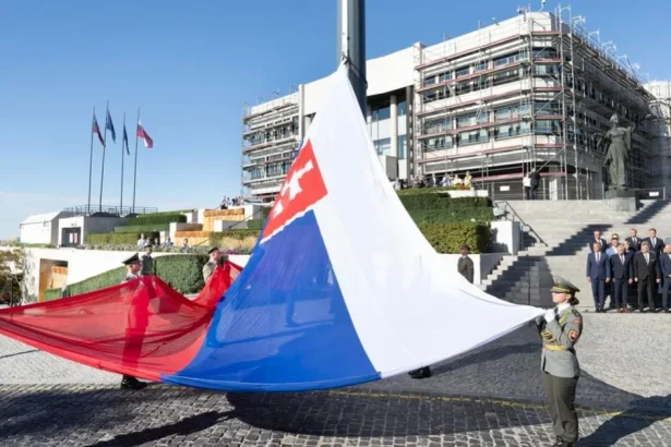 SNS pretlačila návrh na Deň štátnej vlajky