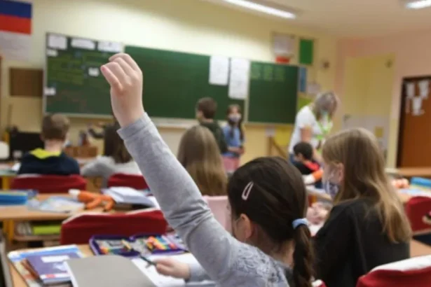 Takmer polovici slovenských učiteľov hrozí