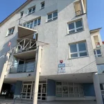 Úradníci čelia útokom a výhražným listom, zaviedli núdzové tlačidlá