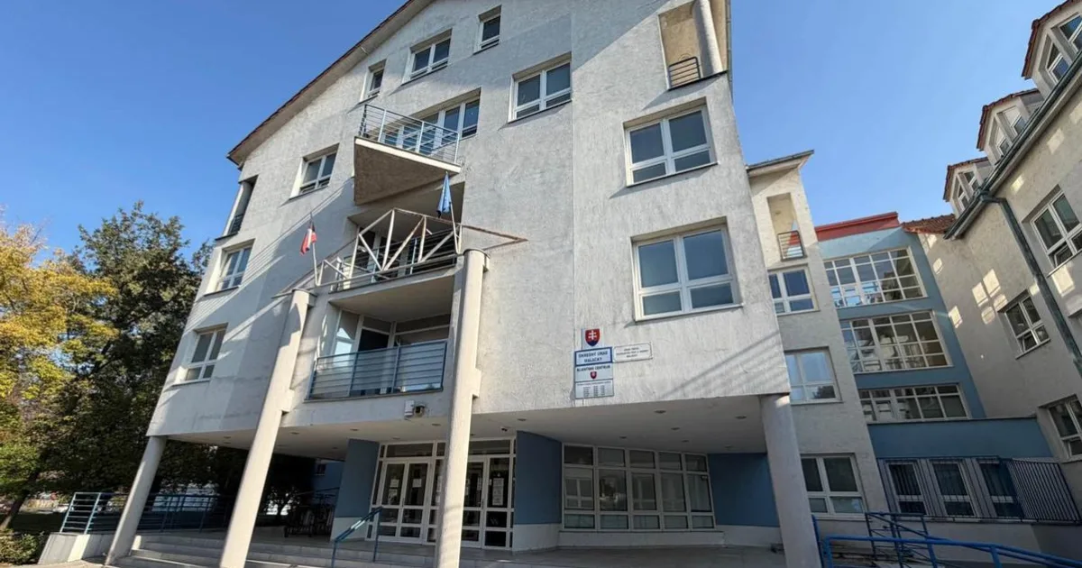 Úradníci čelia útokom a výhražným listom, zaviedli núdzové tlačidlá