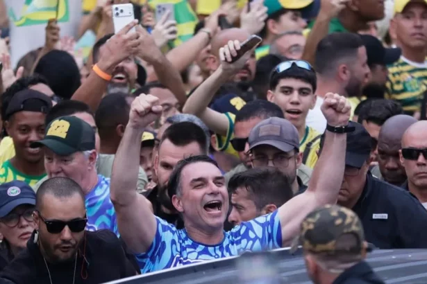 V Brazílii Bolsonaro tesne predbehol Lulu, ukazujú predbežné výsledky