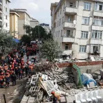 V Istanbule sa zrútila budova, v troskách uviazli ľudia