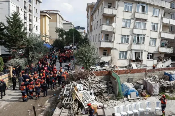 V Istanbule sa zrútila budova, v troskách uviazli ľudia