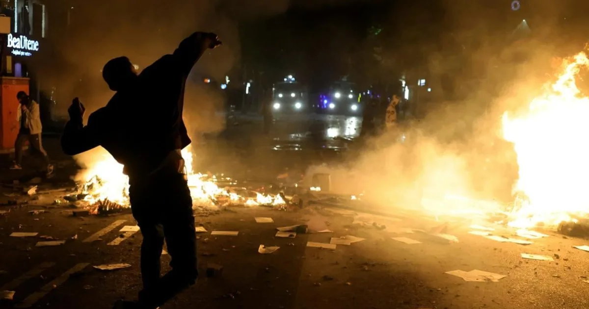 V Tirane sa už druhý deň po sebe odohrali protesty