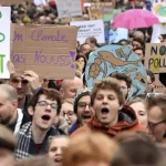 V uliciach Bruselu pochodovali tisíce ľudí