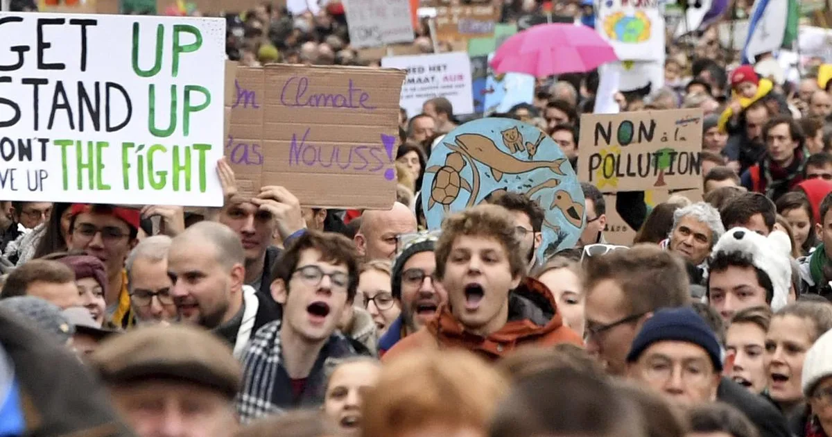 V uliciach Bruselu pochodovali tisíce ľudí